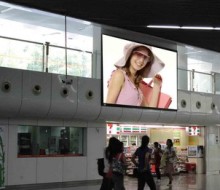 P20室內(nèi)全彩LED大屏 解析1280*960機(jī)場(chǎng)汽車(chē)站室內(nèi)屏的應(yīng)用與優(yōu)勢(shì)